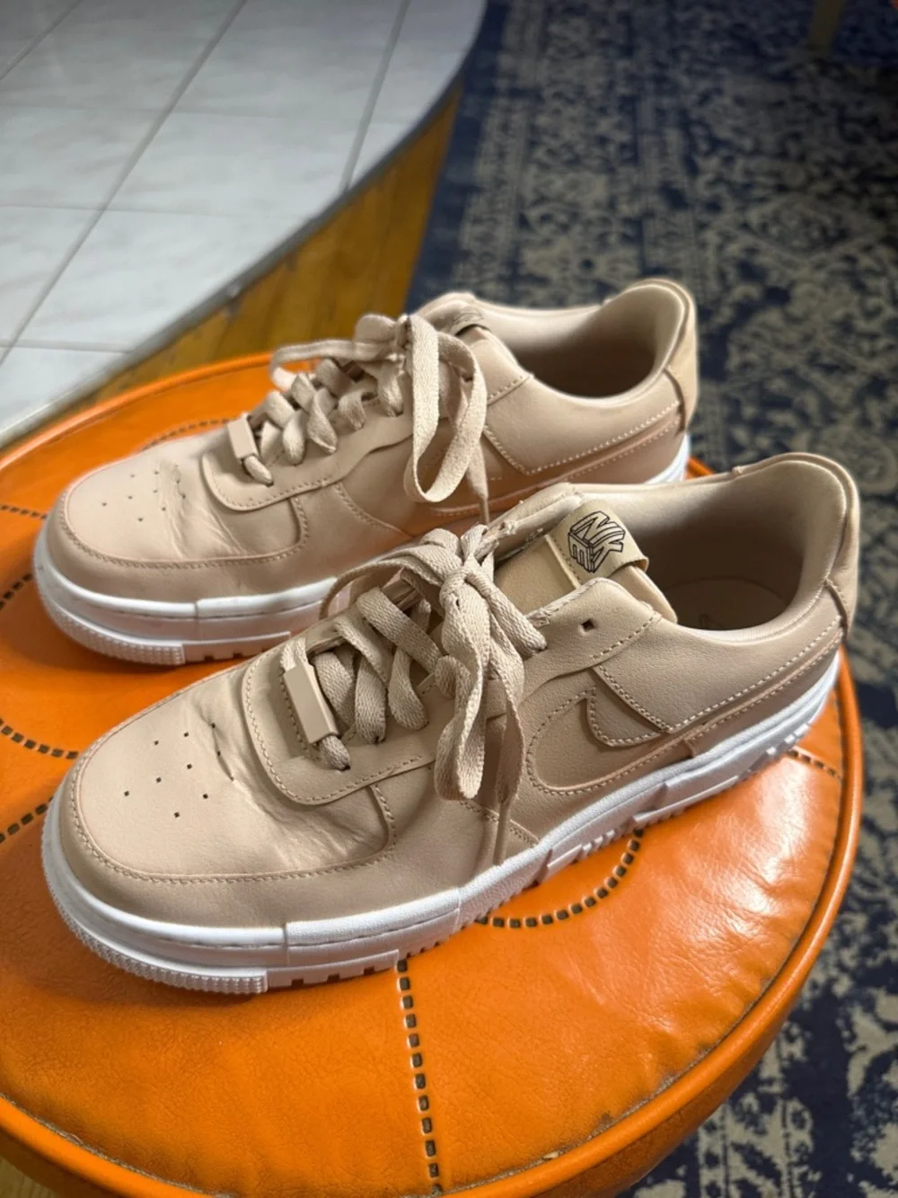 Nike Low-Top Sneakers in‎ Light Beige and White
